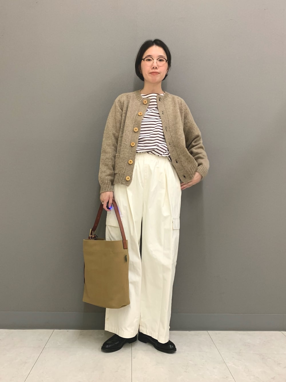 ホワイト系のその他パンツ、ブルー系のショルダーバッグ、ブラック系のブーツを着用したレディースの秋コーディネートの1枚目の写真