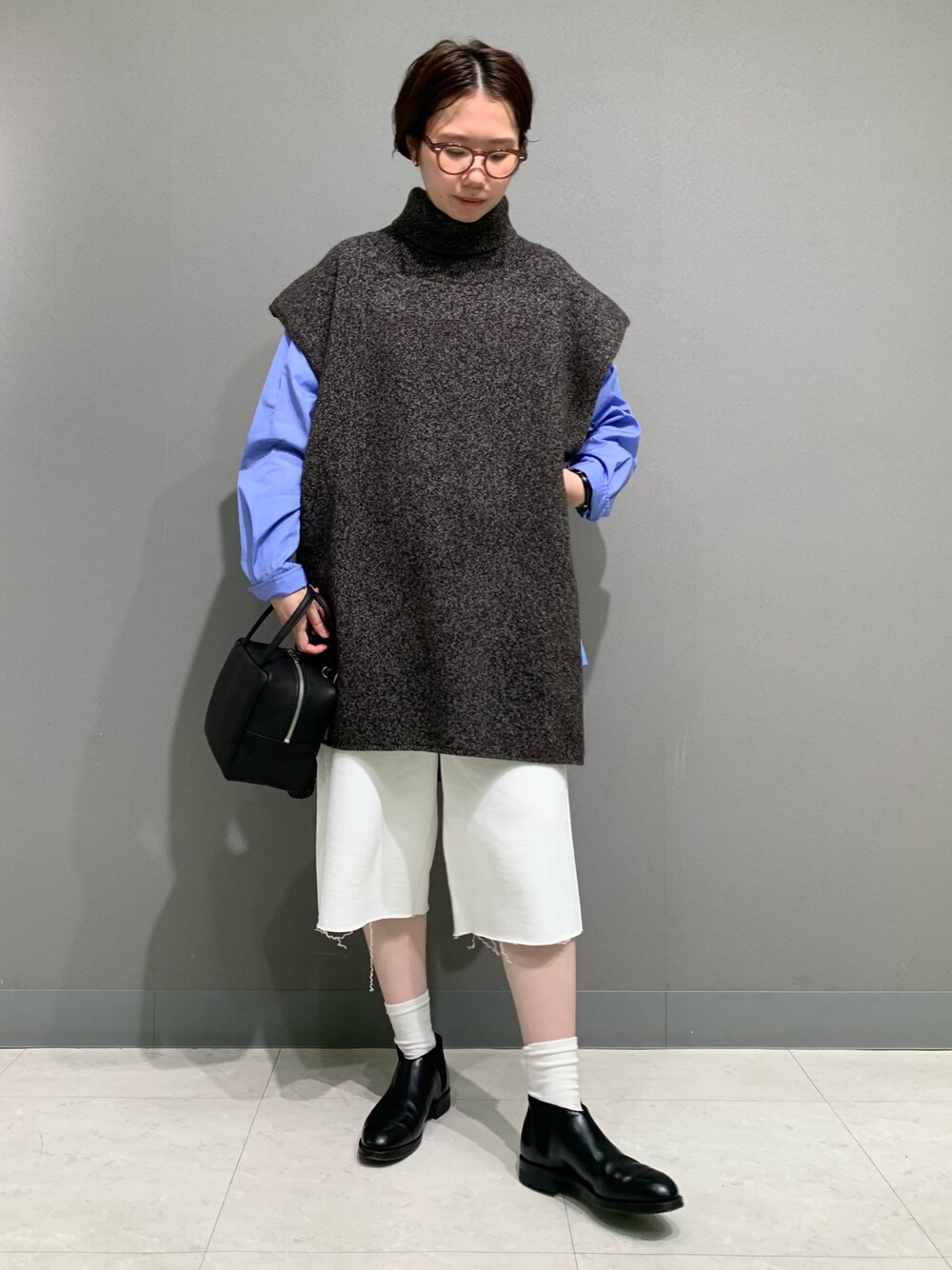 ブラウン系のニット/セーター、ブルー系のシャツ/ブラウス、ホワイト系のその他パンツを着用したレディースの秋コーディネートの1枚目の写真