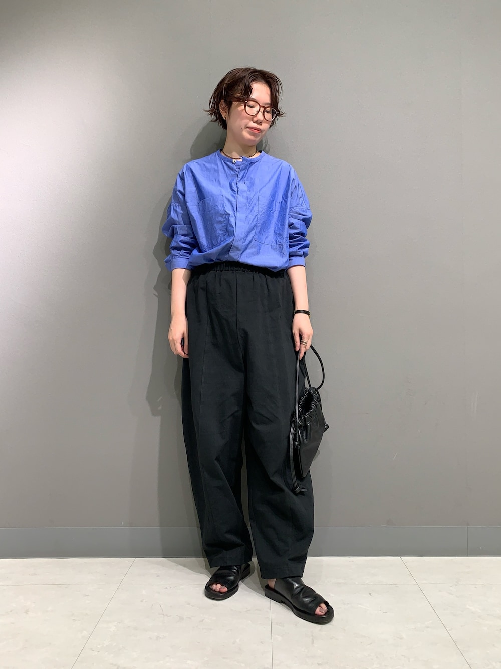 ブルー系のシャツ/ブラウス、ブラック系のその他パンツ、ブラック系のショルダーバッグを着用したレディースの夏コーディネートの1枚目の写真