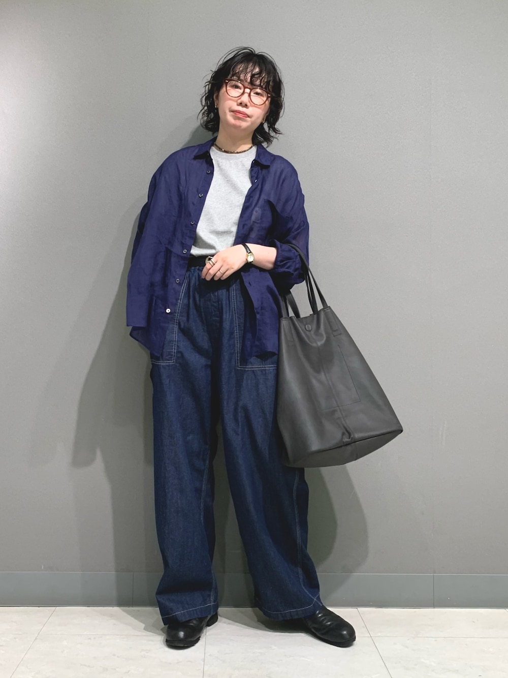ブルー系のシャツ/ブラウス、グレー系のTシャツ/カットソー、ブルー系のデニムパンツを着用したレディースの夏コーディネートの1枚目の写真