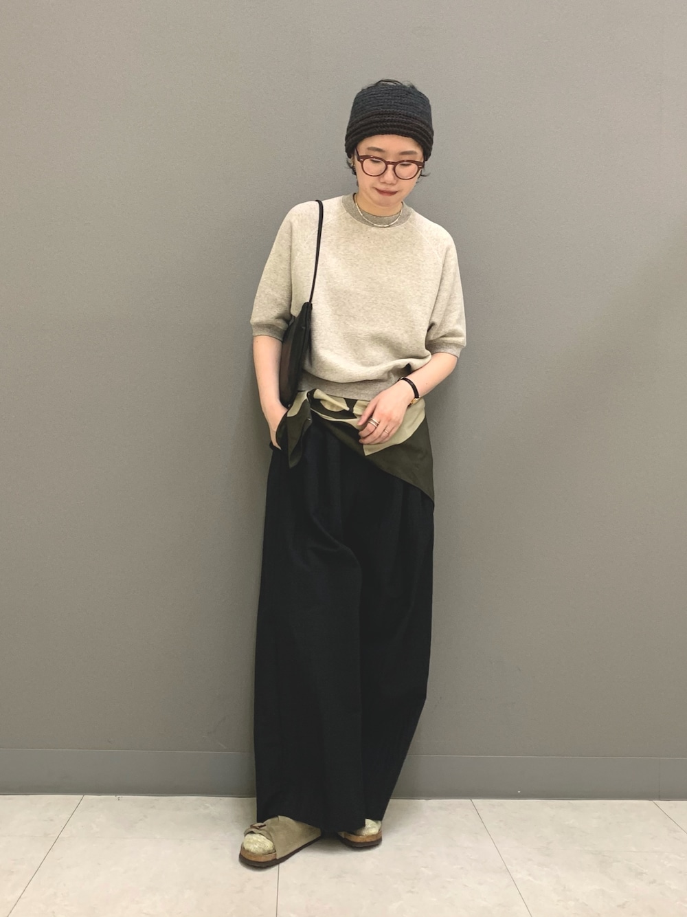 グレー系のスウェット、ブラック系のその他パンツ、ブラック系のハンドバッグを着用したレディースの春コーディネートの1枚目の写真