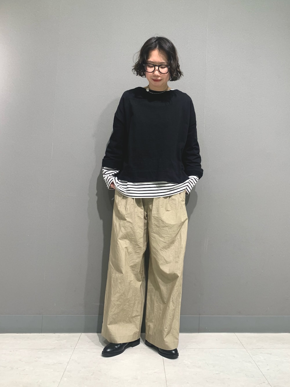 ブラック系のTシャツ/カットソー、ブラック系のTシャツ/カットソー、ベージュ系のその他パンツを着用したレディースの冬コーディネートの1枚目の写真