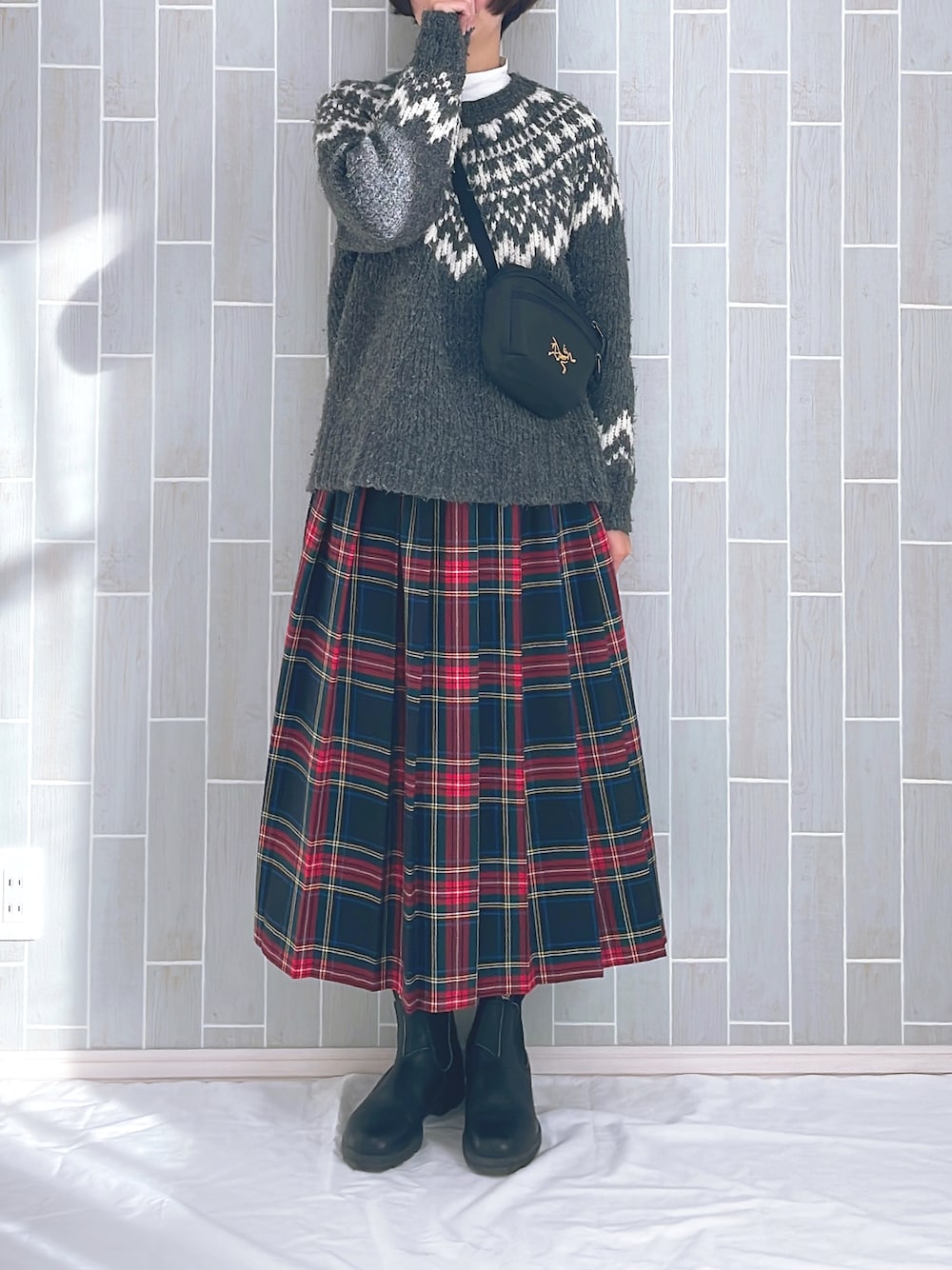 「シンプルスタイル、オトナカジュアル、大人カジュアル、あったかコーデ、プリーツスカート、カジュアルコーデ、ママコーデ」｜「ARC'TERYXの【Arc'teryx】アークテリクス　MAKA1 ショルダーバックサコッシュ（ショルダーバッグ、ブラック系）」を使った、sui𓆸さん（骨格ウェーブ・レディース・156cm）の冬コーディネートの1枚目の写真