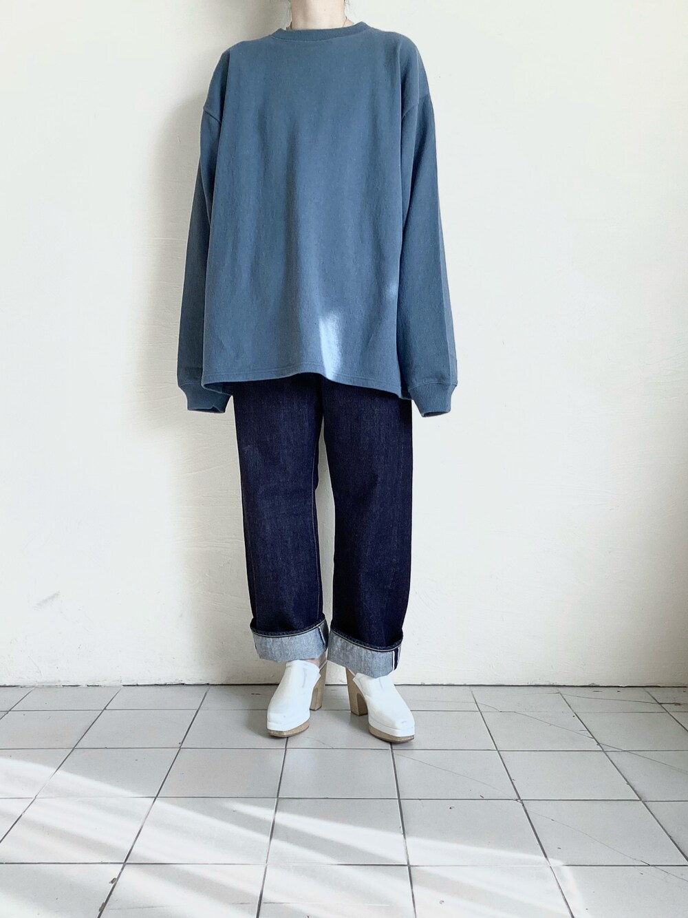 「issuethings、interim、RACHEL COMEY、ヴィンテージ、カットソー、デニム、パンツコーデ、サボ、ホワイト、グリーン、大人カジュアル、シンプル、オトナ女子、春コーデ、TITY」｜「issuethingsのアイテム（Tシャツ/カットソー、ブルー系）」を使った、TITY niigataさん（レディース・160cm）の春コーディネートの1枚目の写真