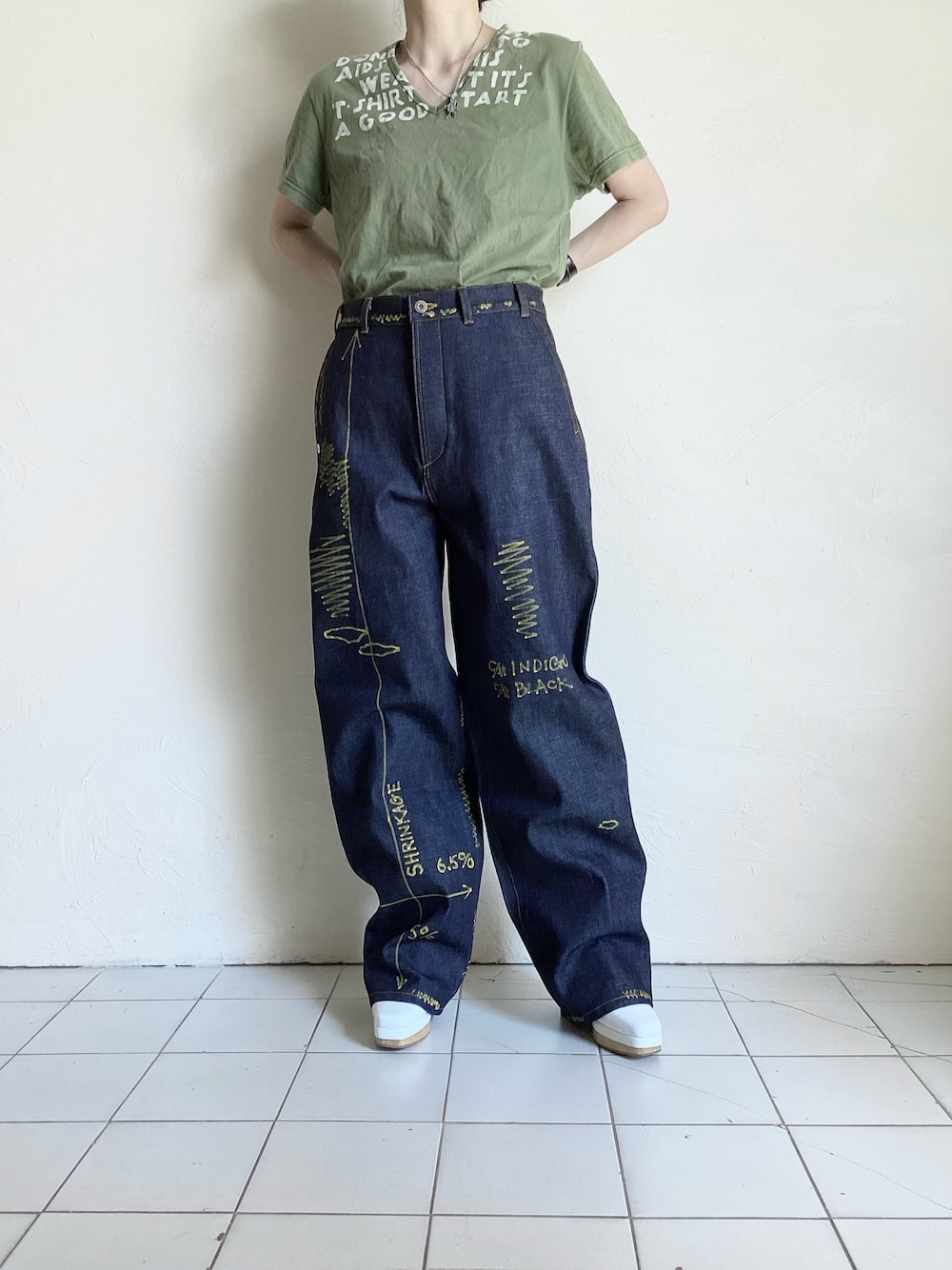 「issuethings、Maison Margiela、RACHEL COMEY、マルジェラ、デニム、プリント、パンツスタイル、タックイン、サボ、Tシャツ、秋コーデ、大人カジュアル、ストリート、シンプル、TITY」｜「issue thingsのアイテム（デニムパンツ、ブルー系）」を使った、TITY niigataさん（レディース・160cm）の秋コーディネートの1枚目の写真