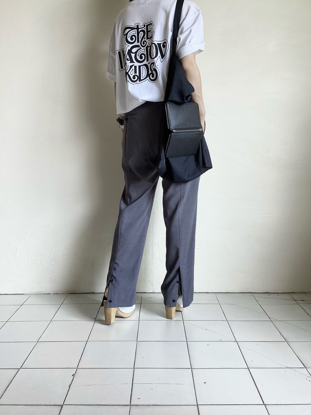 「IHATOV、yoke、ed robert judson、RACHEL COMEY、Tシャツ、白Tシャツ、トートバッグ、スラックス、サボ、グレー、秋コーデ、ストリート、大人カジュアル、シンプルコーデ、TITY」｜「IHATOVのアイテム（Tシャツ/カットソー、ホワイト系）」を使った、TITY niigataさん（レディース・160cm）の秋コーディネートの1枚目の写真