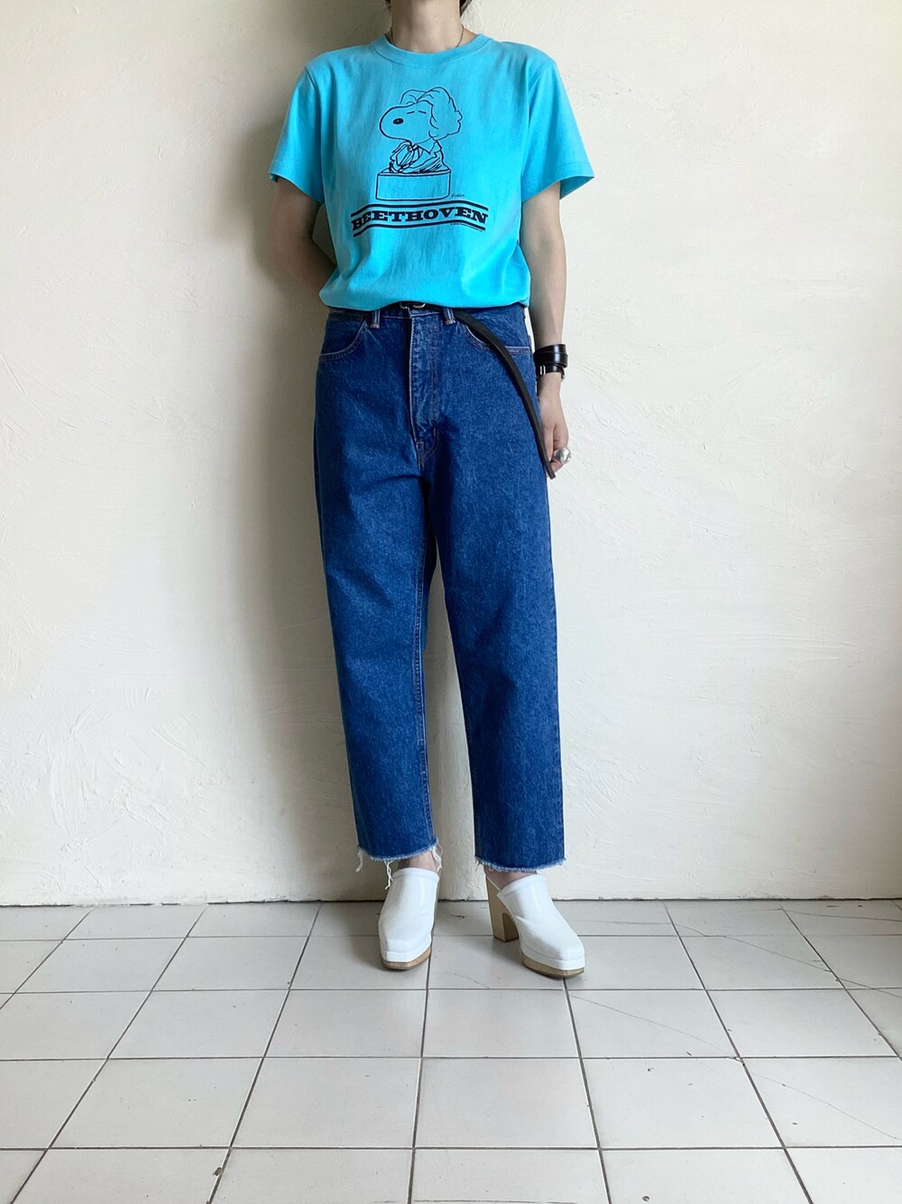 「KYOU、NEXUSVII、NL、RACHEL COMEY、Tシャツ、ブルー、スヌーピー、レザーベルト、デニム、パンツスタイル、秋コーデ、残暑コーデ、大人カジュアル、シンプル、TITY」｜「NEXUSVIIのアイテム（Tシャツ/カットソー、ブルー系）」を使った、TITY niigataさん（レディース・160cm）の秋コーディネートの1枚目の写真