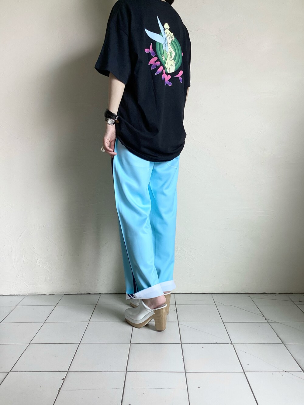 「NEXUSVII、bodysong.、RACHEL COMEY、Tシャツ、黒、ティンカーベル、トラックパンツ、プリント、ブルー、サボ、秋コーデ、残暑、大人カジュアル、シンプル、TITY」｜「NEXUSVIIのアイテム（Tシャツ/カットソー、ブラック系）」を使った、TITY niigataさん（レディース・160cm）の秋コーディネートの1枚目の写真