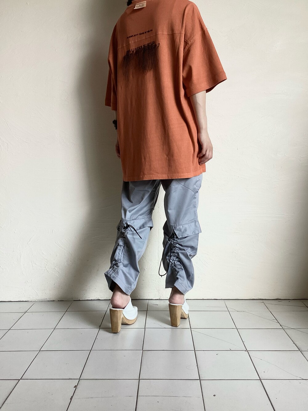 「KYOU、wave of sand、RACHEL COMEY、オレンジ、Tシャツ、刺繍、パンツスタイル、ドロスト、グレー、サボ、秋コーデ、オーバーサイズ、大人カジュアル、ストリート、TITY」｜「kyouのアイテム（Tシャツ/カットソー、オレンジ系）」を使った、TITY niigataさん（レディース・160cm）の秋コーディネートの1枚目の写真
