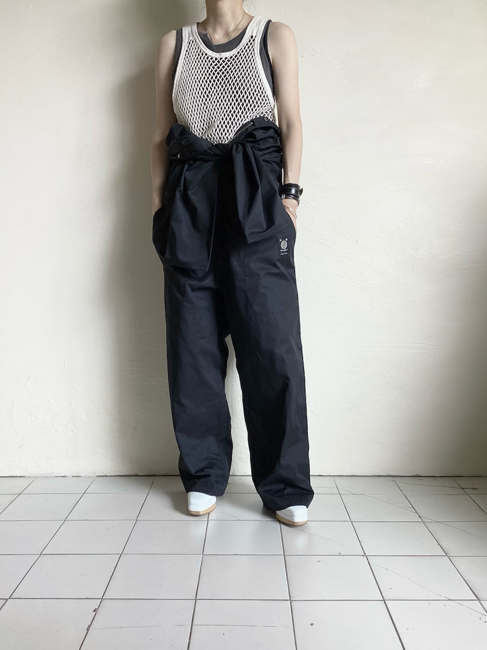 「Ann Demeulemeester、Paul Harnden、wave of sand、RACHEL COMEY、オールインワン、メッシュ、タンクトップ、ノースリーブ、ブラック、ホワイト、秋コーデ、大人カジュアル、ストリート、シンプル、TITY」｜「Ann DEMEULEMEESTERのアイテム（タンクトップ、グレー系）」を使った、TITY niigataさん（レディース・160cm）の秋コーディネートの1枚目の写真