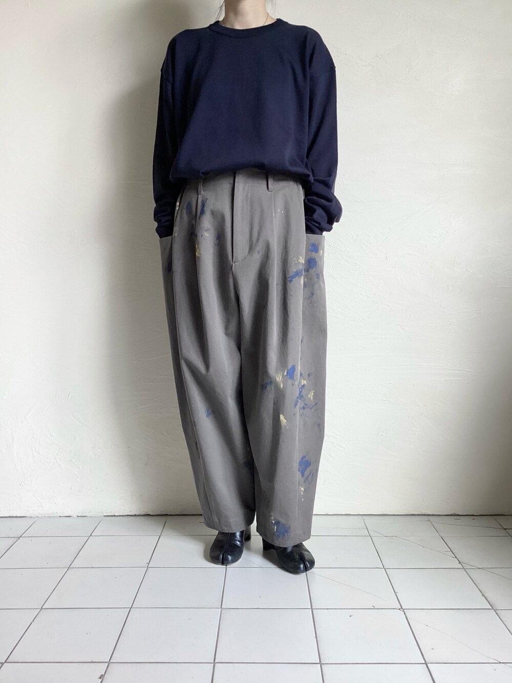 「rotol、dulcamara、Maison Margiela、カットソー、トップス、チノパン、ワイドパンツ、ペイント、オーバーサイズ、ブラック、春コーデ、大人カジュアル、ストリート、シンプル、TITY」｜「ROTOLのアイテム（Tシャツ/カットソー、ブラック系）」を使った、TITY niigataさん（レディース・160cm）の春コーディネートの1枚目の写真