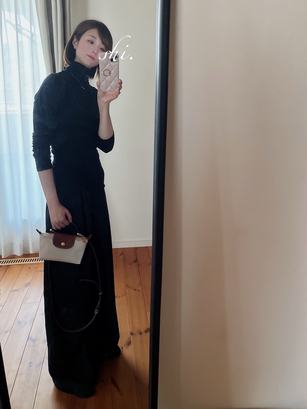 「オールブラック、LONGCHAMP、UNIQLO」｜「UNIQLOのアイテム（ニット/セーター、ブラック系）」を使った、 s h i.さん（レディース・157cm）の春コーディネートの1枚目の写真