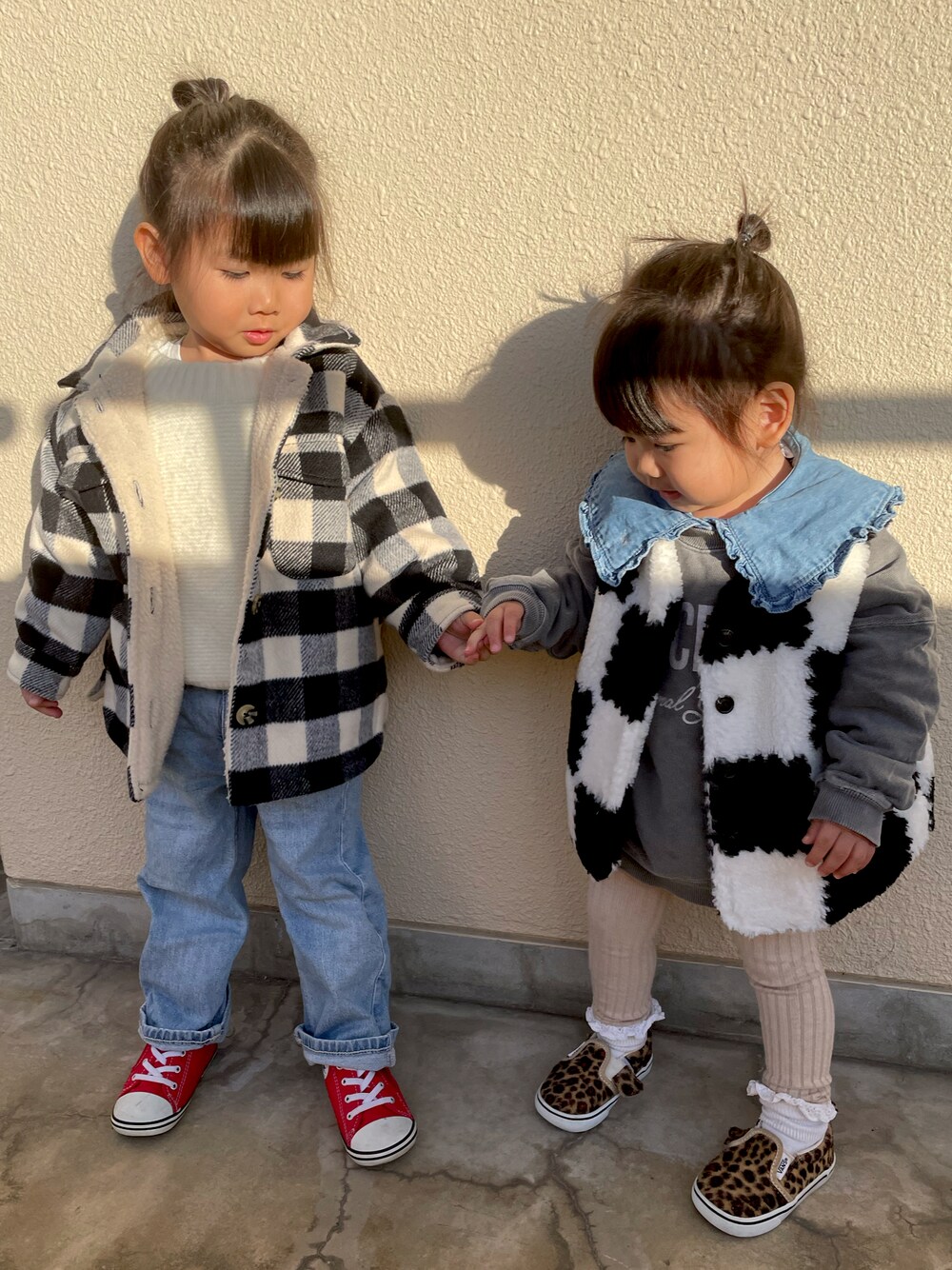 「休日コーデ、公園、キッズコーデ、冬コーデ、アウター、ZARA、converse、BAYFLOW(BAYFLOW)、VANS、ニット、スニーカー、襟、3歳、1歳、姉妹コーデ」｜「ZARA KIDSのアイテム（ジャケット/アウター、ブラック系）」を使った、eri.さん（キッズ・90cm）の冬コーディネートの1枚目の写真
