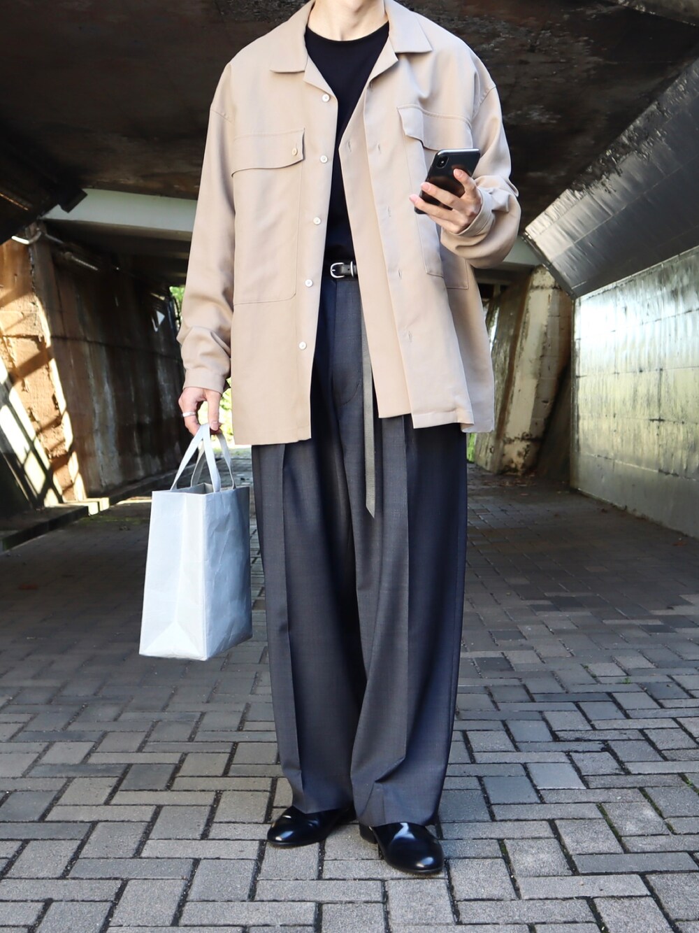 ベージュ系のシャツ/ブラウス、グレー系のスラックス、ブラック系のドレスシューズを着用したメンズの秋コーディネートの1枚目の写真