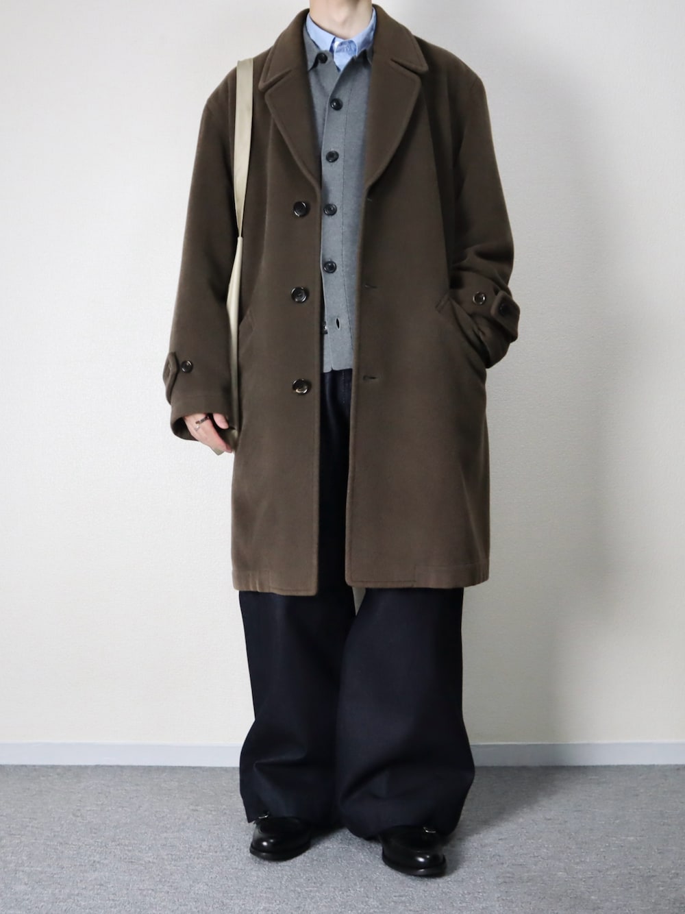 ブルー系のデニムパンツ、ブルー系のシャツ/ブラウス、グレー系のカーディガン/ボレロを着用したメンズの冬コーディネートの1枚目の写真