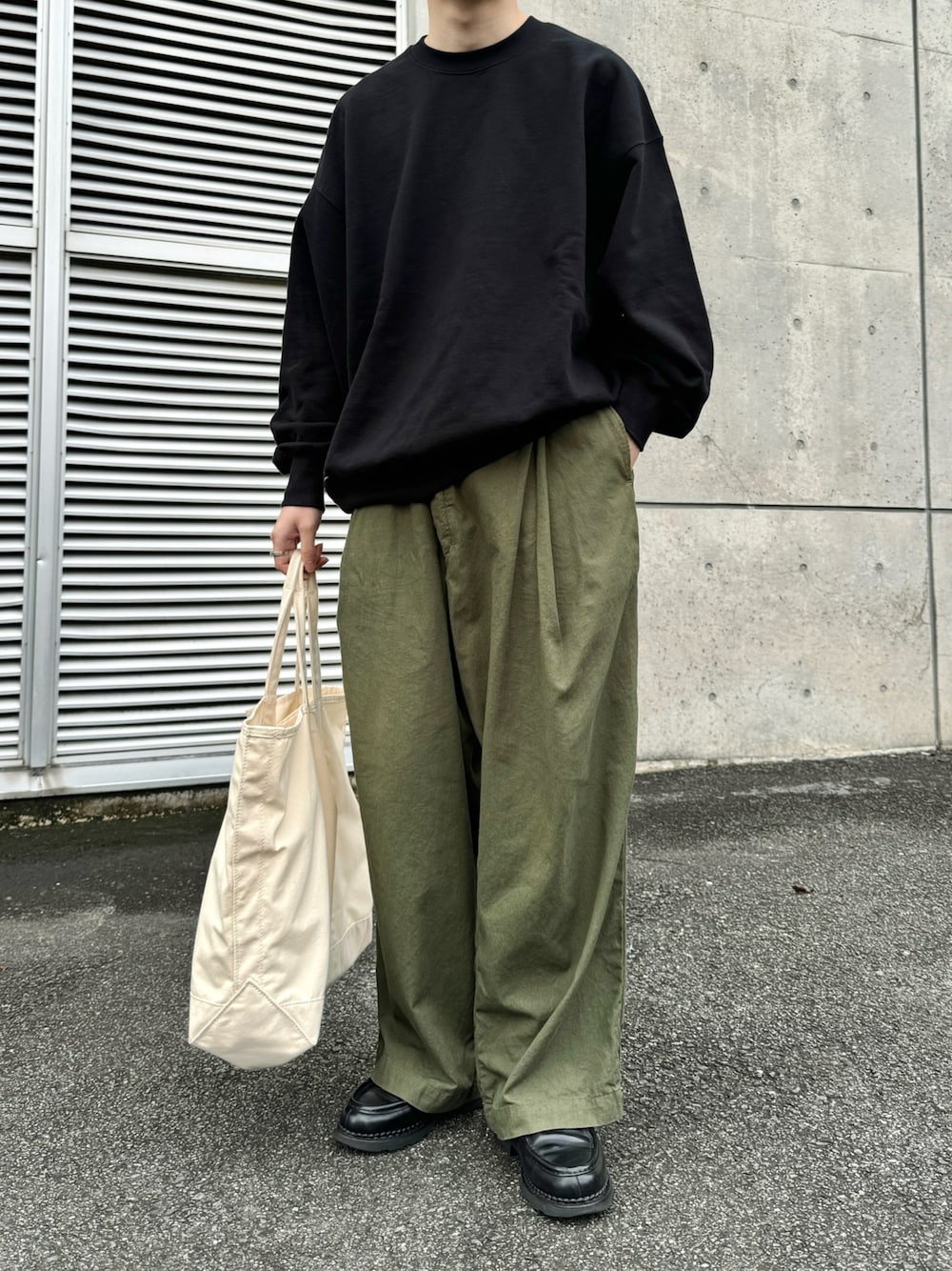 「シンプル、大人コーデ、秋服、シンプルコーデ、きれいめカジュアル、大人カジュアル、スウェット、カーゴパンツ、ワイドパンツ、革靴、ローファー、トートバッグ、WEARyouthコーデ、ラフコーデ、ゆるコーデ」｜「FreshServiceの＜FreshService（フレッシュサービス）＞ ヘビーオンス クルーネック スウェット（スウェット、ブラック系）」を使った、takakiさん（メンズ・165cm）の秋コーディネートの1枚目の写真