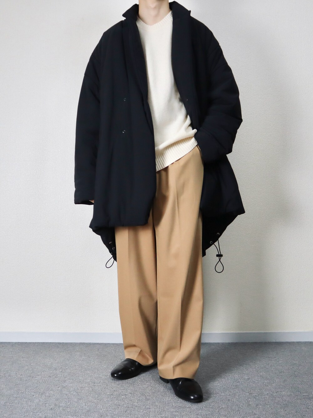 「ファッションを楽しもう、WEARyouthコーデ、冬コーデ、きれいめカジュアル、中綿コート、ニット、スラックス、革靴、シンプルコーデ、低身長、白ニット、ベージュパンツ、UNIQLO、BASIS BROEK、HARUTA」｜「BASISBROEKのアイテム（ジャケット/アウター、ブラック系）」を使った、takakiさん（メンズ・165cm）の秋コーディネートの1枚目の写真