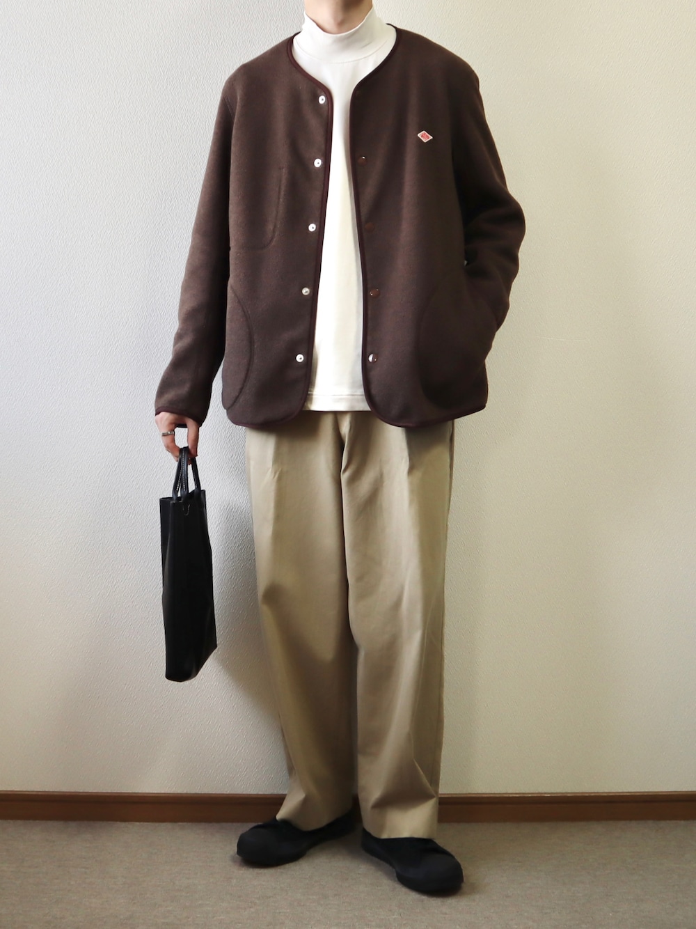 「秋ルック紹介するよ、シンプル、秋服、秋コーデ、暖色系、ダントン、カーディガン、フリース、ハイネック、チノパン、ワイドパンツ、スニーカー、レザーバッグ、UNIQLO U、Danton」｜「DANTONの【DANTON/ダントン】FLEECE フリースカーディガン（ノーカラージャケット、ブラウン系）」を使った、takakiさん（メンズ・165cm）の秋コーディネートの1枚目の写真