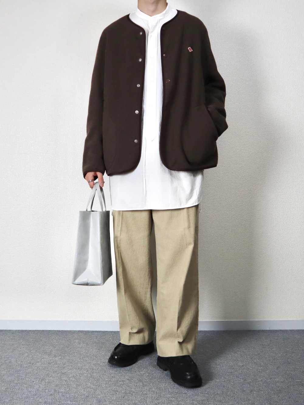 「秋服まるっと大公開、大人カジュアル、秋コーデ、シンプルコーデ、シャツスタイル、フリース、ジャケット、コーデュロイパンツ、ワイドパンツ、ブラウン、革靴、ローファー、Danton、COMOLI、YAECA」｜「DANTONの【DANTON/ダントン】FLEECE フリースカーディガン（ノーカラージャケット、ブラウン系）」を使った、takakiさん（メンズ・165cm）の秋コーディネートの1枚目の写真