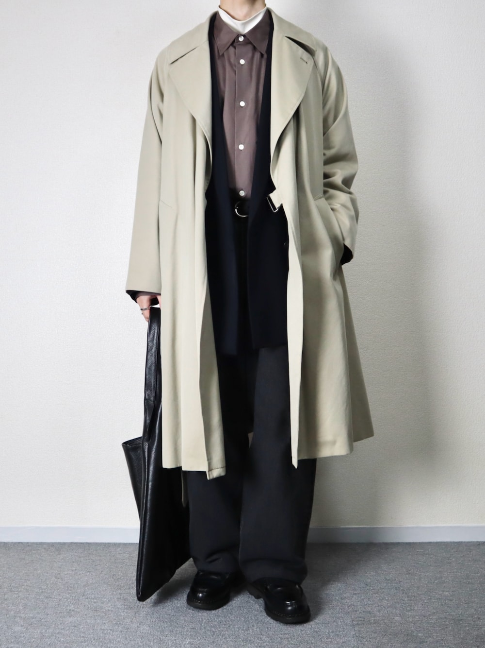 ブラウン系のシャツ/ブラウス、ブラック系のトートバッグ、ブラック系のローファーを着用したメンズの冬コーディネートの1枚目の写真