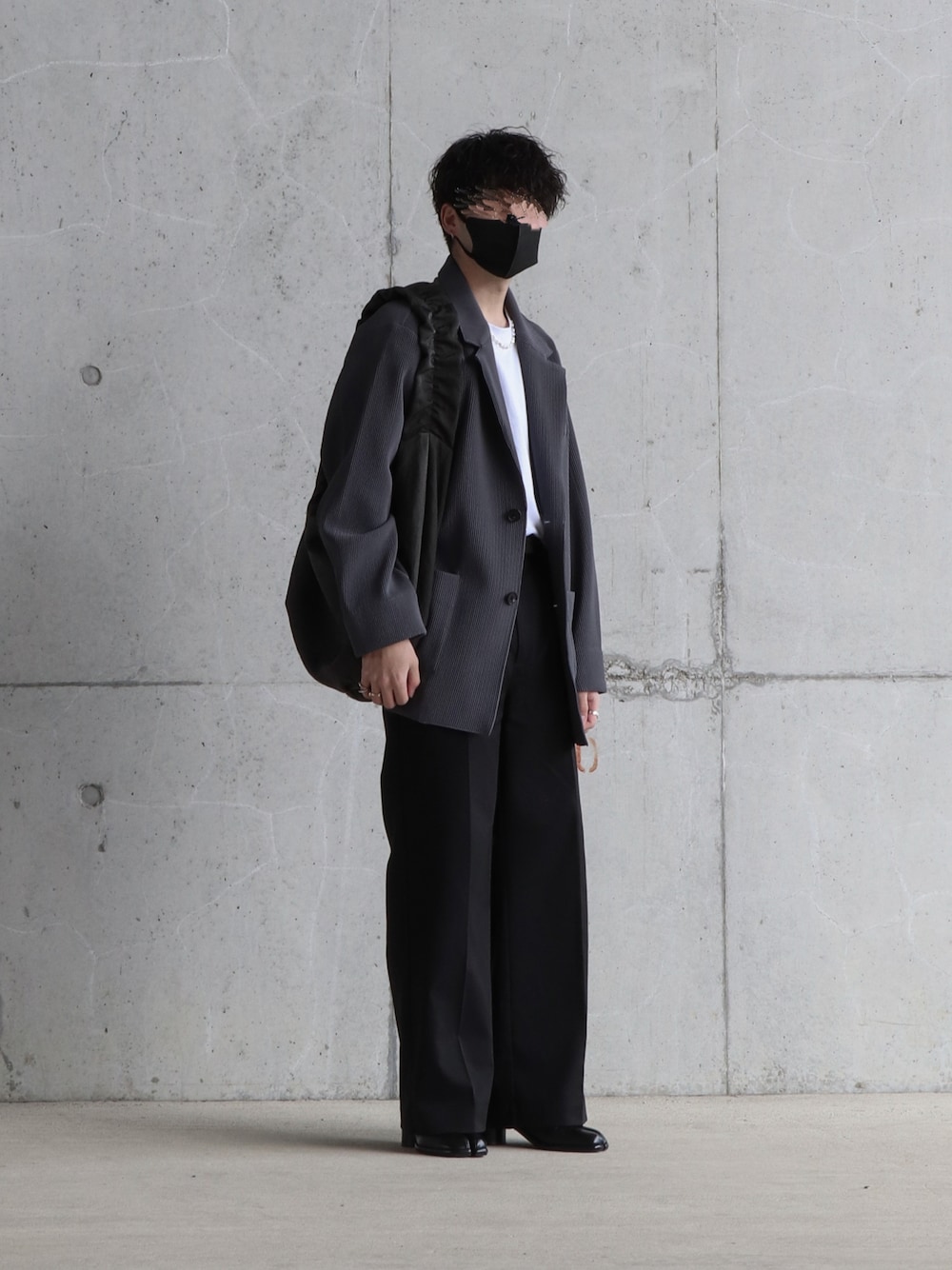 「休日コーデ、シンプル、春、おしゃれさんと繋がりたい、春アウター、春服、ジャケット、大人コーデ、ブーツ、足袋ブーツ、マルジェラ、Maison Margiela、stein、UNIQLO、いまどきジャケット写真」｜「steinのアイテム（その他アウター、グレー系）」を使った、Takumiさん（メンズ・177cm）の春コーディネートの1枚目の写真