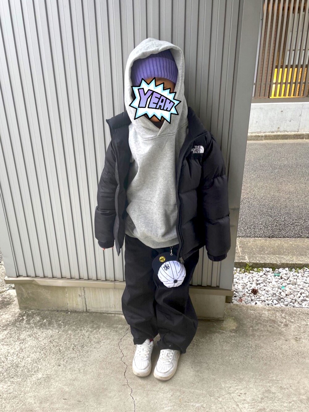 「モノトーン、休日スタイル、あったかコーデ、ニット帽、エコバッグ、白スニーカー、ヌプシ、THE NORTH FACE、モコモコアウター、NIKE、ダウンジャケット」｜「THE NORTH FACEのザ ノース フェイス THE NORTH FACE Nuptse Jacket（ダウンジャケット/コート、ブラック系）」を使った、Ryujiさん（キッズ・120cm）の冬コーディネートの1枚目の写真