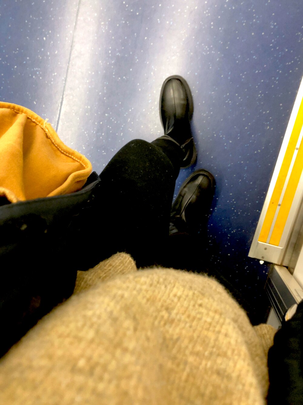 「ニット/セーター、ダウンジャケット、サイドゴアブーツ、黒スキニー、タートルネック、おしゃれさんと繋がりたい、メンズライク」｜「AZULのアイテム（ブーツ、ブラック系）」を使った、ふれっつさん（レディース・161cm）の冬コーディネートの1枚目の写真