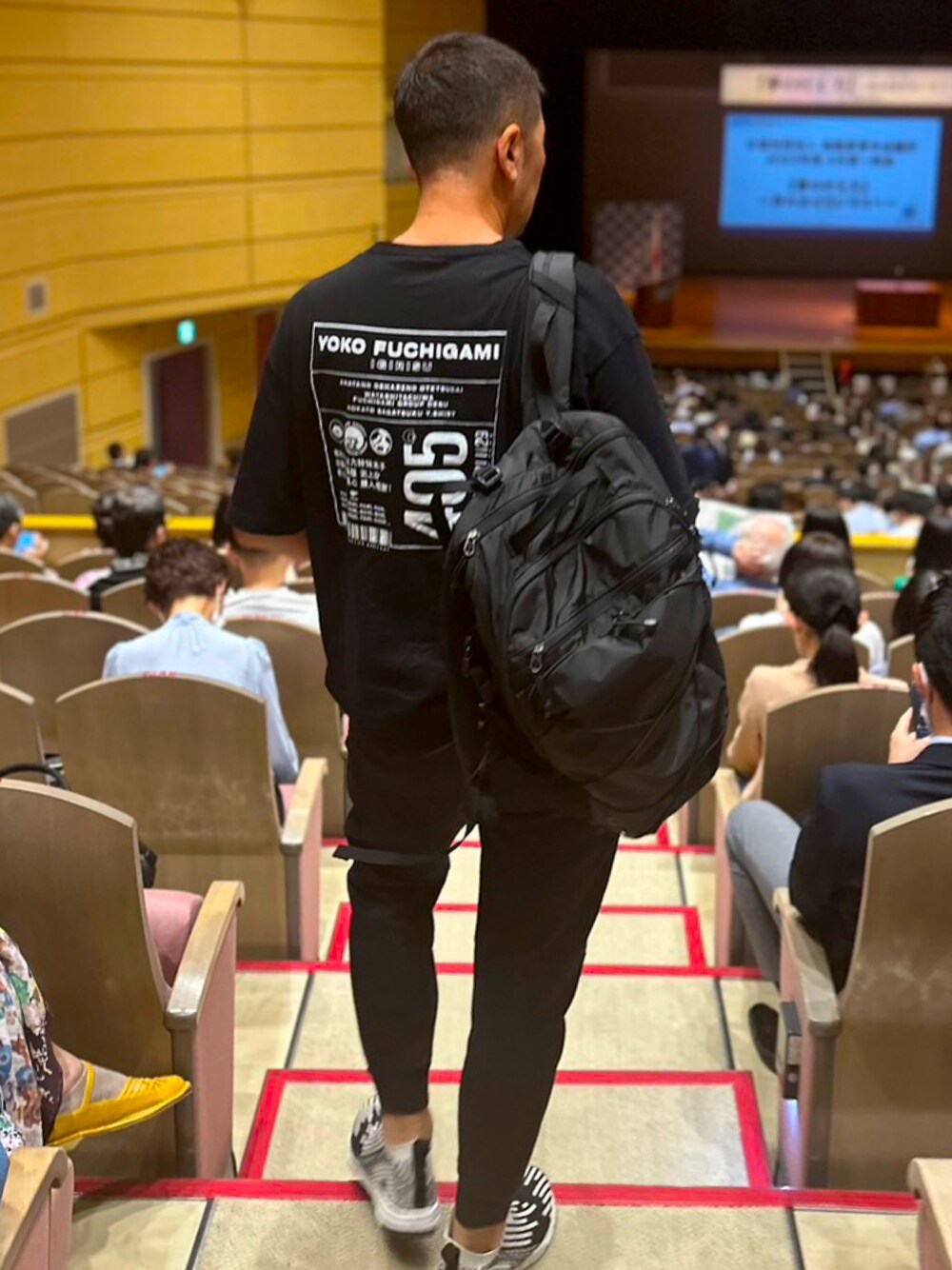 「YOKOFUCHIGAMI」｜「YOKO FUCHIGAMIのアイテム（Tシャツ/カットソー、ブラック系）」を使った、ジェームス・アキヤマさん（メンズ・178cm）の春コーディネートの1枚目の写真