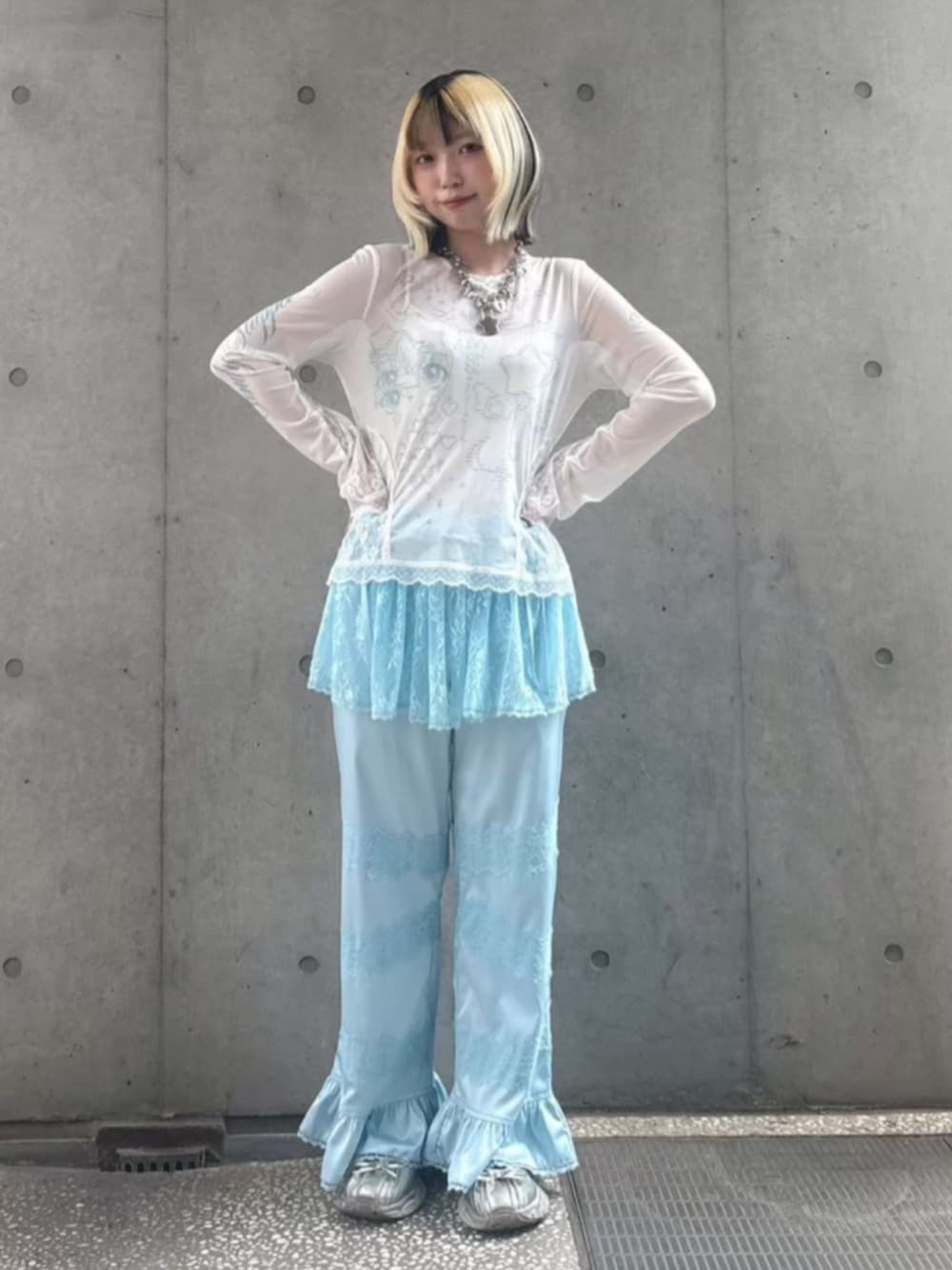 グレー系のその他パンツ、ホワイト系のTシャツ/カットソーを着用したレディースの夏コーディネートの1枚目の写真
