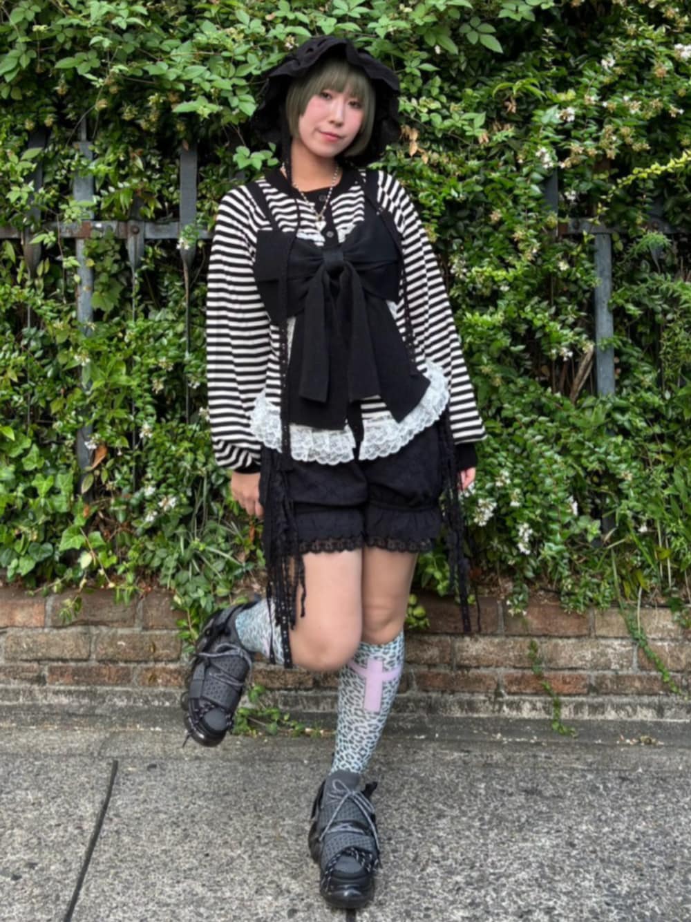 ブラック系のその他トップス、ブラック系のその他パンツ、ブラック系のカーディガン/ボレロを着用したレディースの秋コーディネートの1枚目の写真