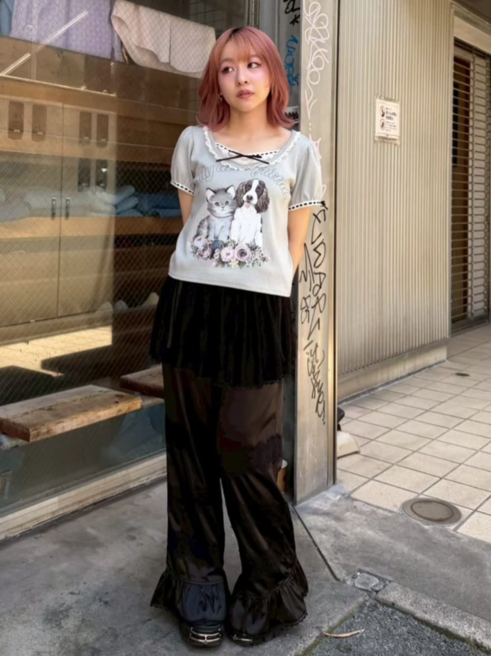 ブラック系のその他パンツ、グレー系のTシャツ/カットソーを着用したレディースの夏コーディネートの1枚目の写真