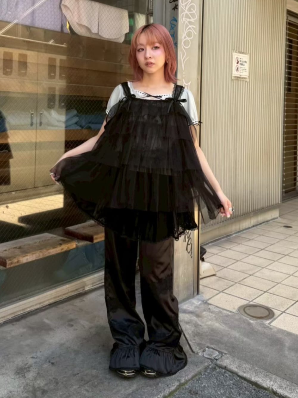 ブラック系のその他パンツ、グレー系のTシャツ/カットソー、ブラック系のその他トップスを着用したレディースの夏コーディネートの1枚目の写真