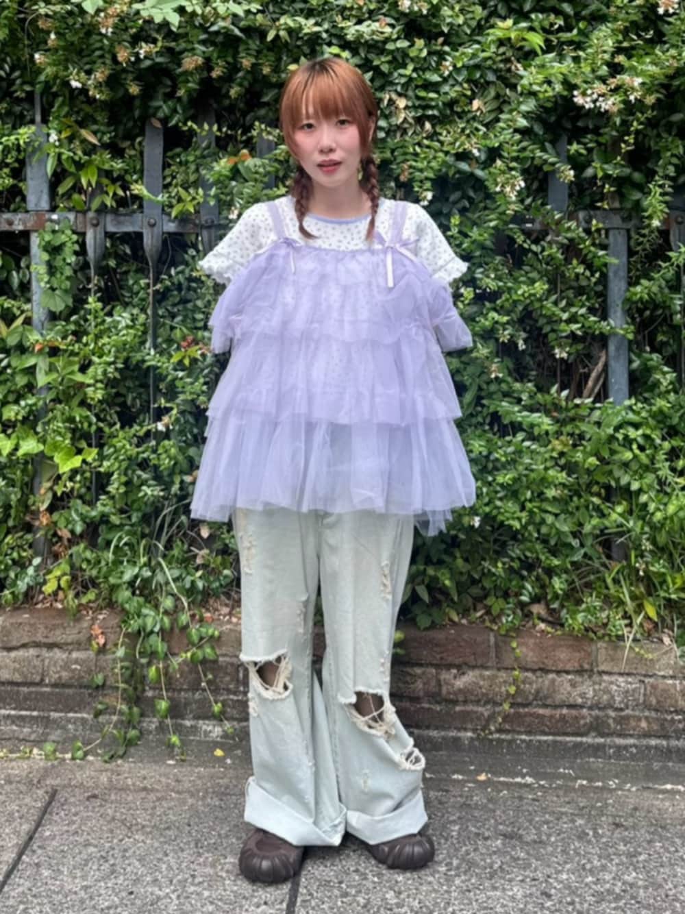 ブルー系のデニムパンツ、ホワイト系のTシャツ/カットソー、パープル系のその他トップスを着用したレディースの夏コーディネートの1枚目の写真