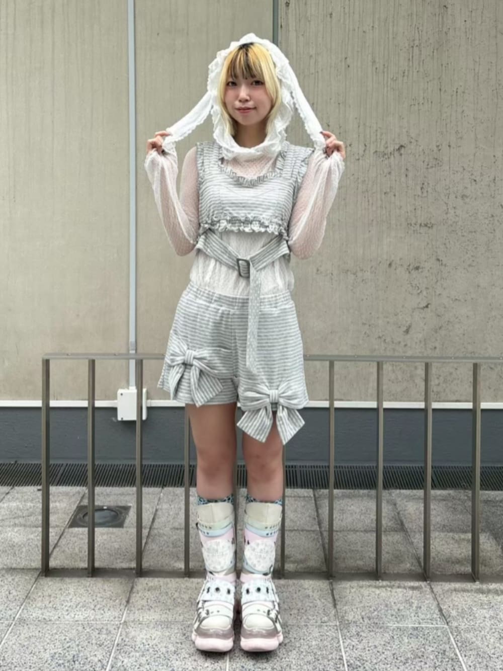 ホワイト系のTシャツ/カットソー、グレー系のTシャツ/カットソー、グレー系のその他パンツを着用したレディースの夏コーディネートの1枚目の写真