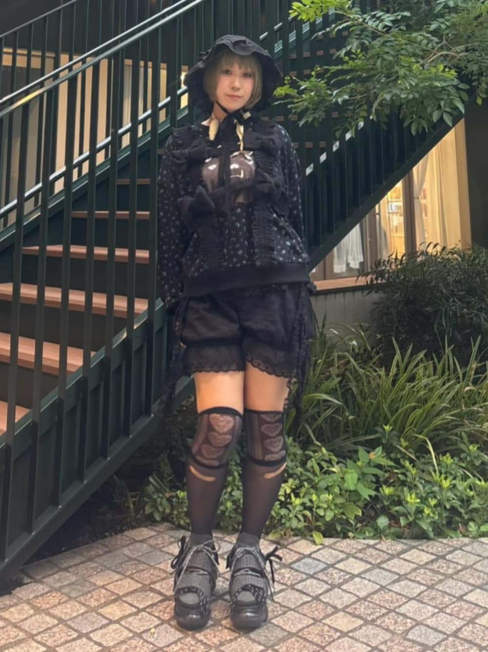 ブラック系のその他パンツ、ブラック系のスウェット、ブラック系のその他トップスを着用したレディースの秋コーディネートの1枚目の写真