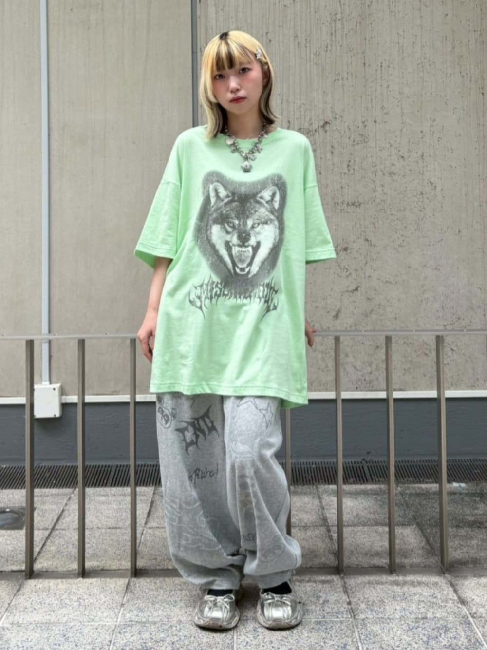 グリーン系のTシャツ/カットソー、グレー系のスウェットパンツを着用したレディースの夏コーディネートの1枚目の写真