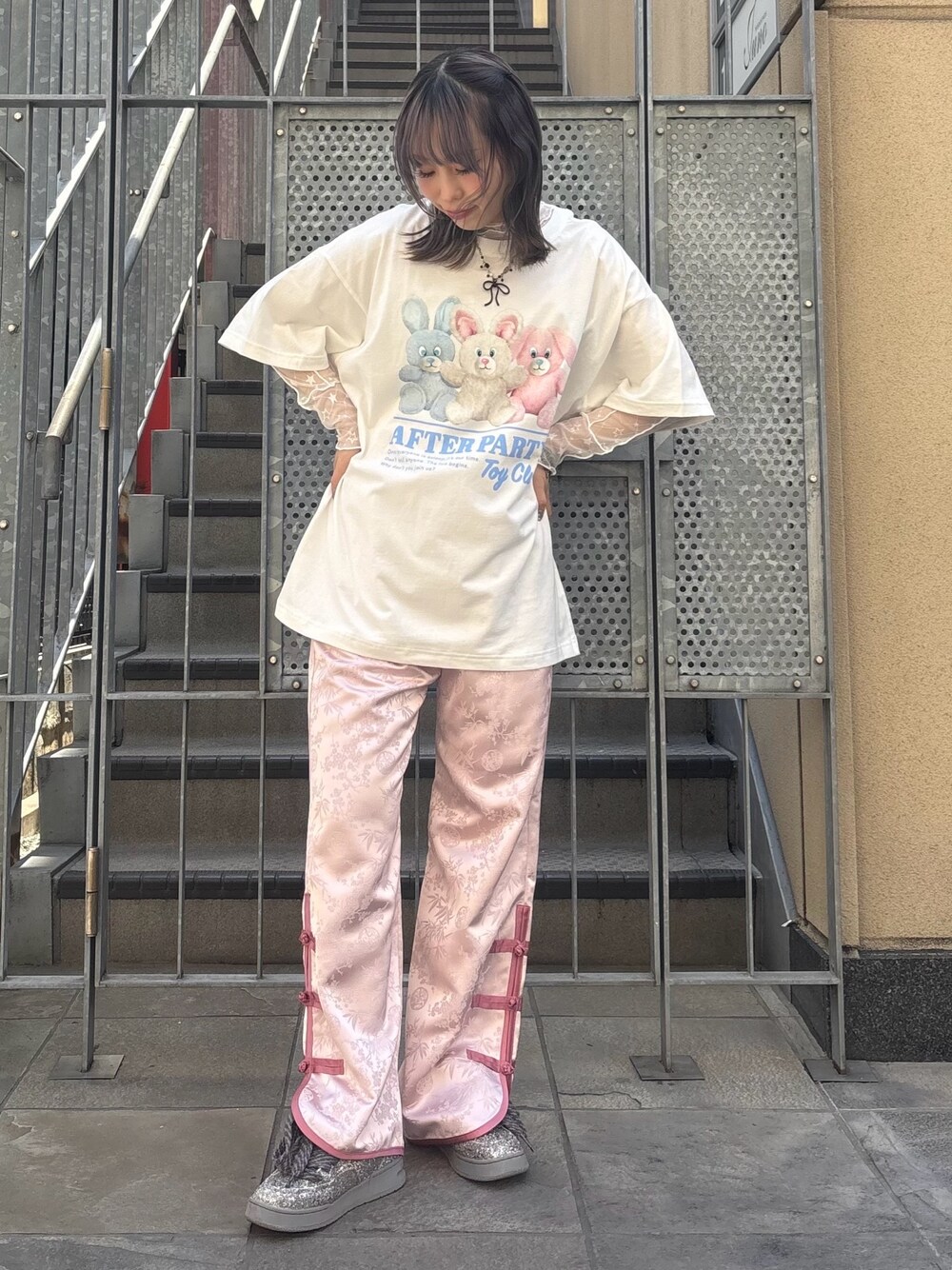 ピンク系のその他パンツ、ホワイト系のその他トップス、ホワイト系のTシャツ/カットソーを着用したレディースの春コーディネートの1枚目の写真