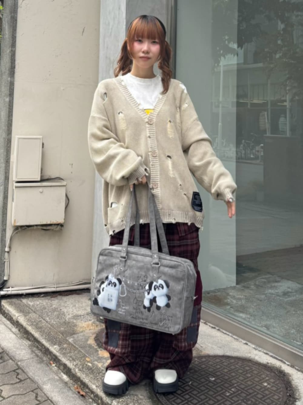 ベージュ系のニット/セーター、ホワイト系のTシャツ/カットソー、レッド系のカーゴパンツを着用したレディースの秋コーディネートの1枚目の写真