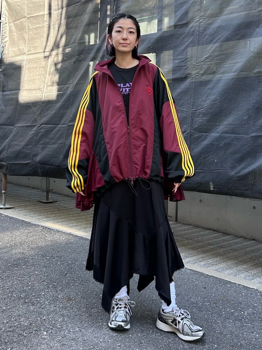 レッド系のブルゾン、ホワイト系のTシャツ/カットソー、ブラック系のワンピースを着用したレディースの冬コーディネートの1枚目の写真
