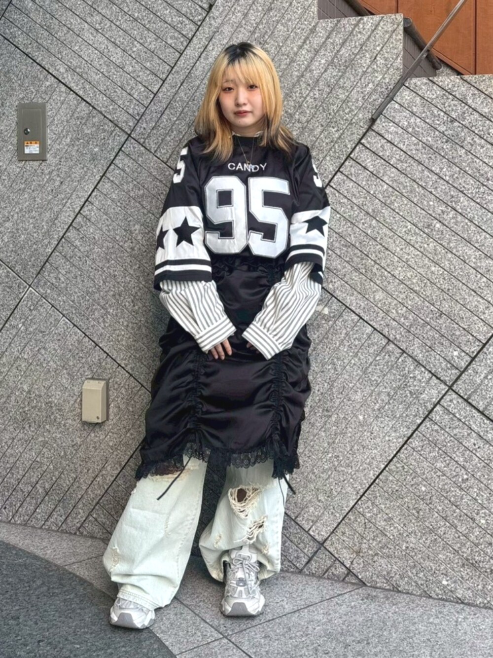 ブラック系のワンピース、グレー系のシャツ/ブラウス、ブルー系のデニムパンツを着用したレディースの春コーディネートの1枚目の写真