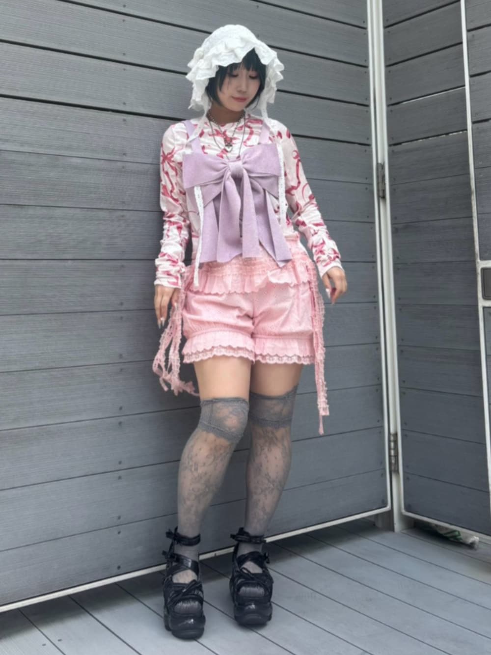 ピンク系のその他トップス、ピンク系のTシャツ/カットソー、ピンク系のその他パンツを着用したレディースの秋コーディネートの1枚目の写真