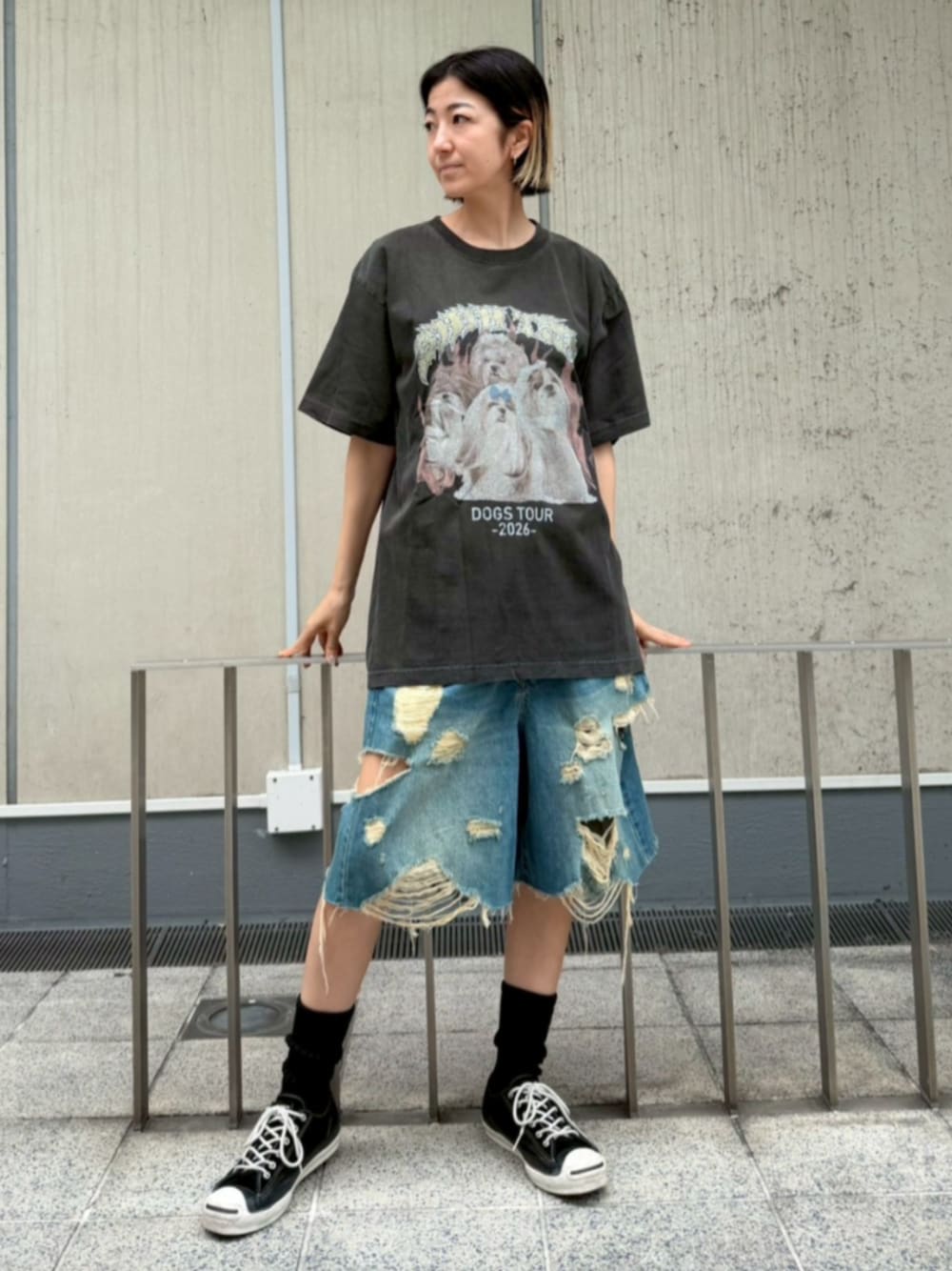 ブラック系のTシャツ/カットソー、ブルー系のデニムパンツを着用したレディースの夏コーディネートの1枚目の写真