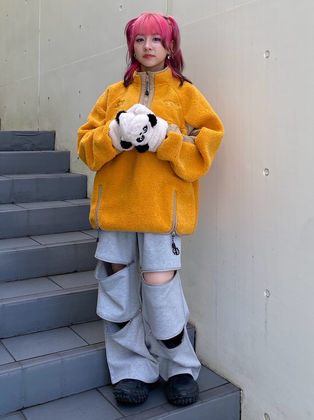 「Candy Stripper、ミトン、フェイクファー、アノラック、プルオーバー、ボア、トラックパンツ、ファスナー、ストリート、テーマパークコーデ」｜「Candy StripperのPEPE FUR ミトン（手袋、ホワイト系）」を使った、CandyStripperさん（レディース・148cm）の秋コーディネートの1枚目の写真