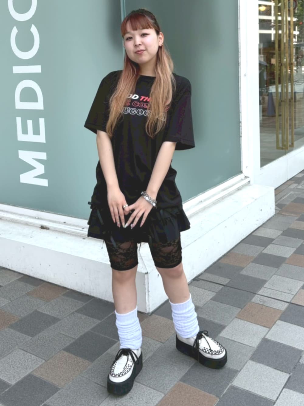 ブラック系のその他パンツ、ブラック系のTシャツ/カットソーを着用したレディースの夏コーディネートの1枚目の写真