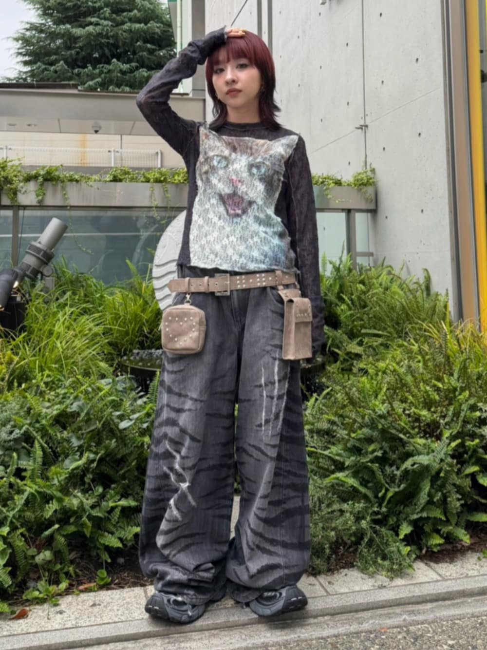 ブラック系のデニムパンツ、ホワイト系のTシャツ/カットソー、ブラウン系のボディバッグ/ウエストポーチを着用したレディースの秋コーディネートの1枚目の写真