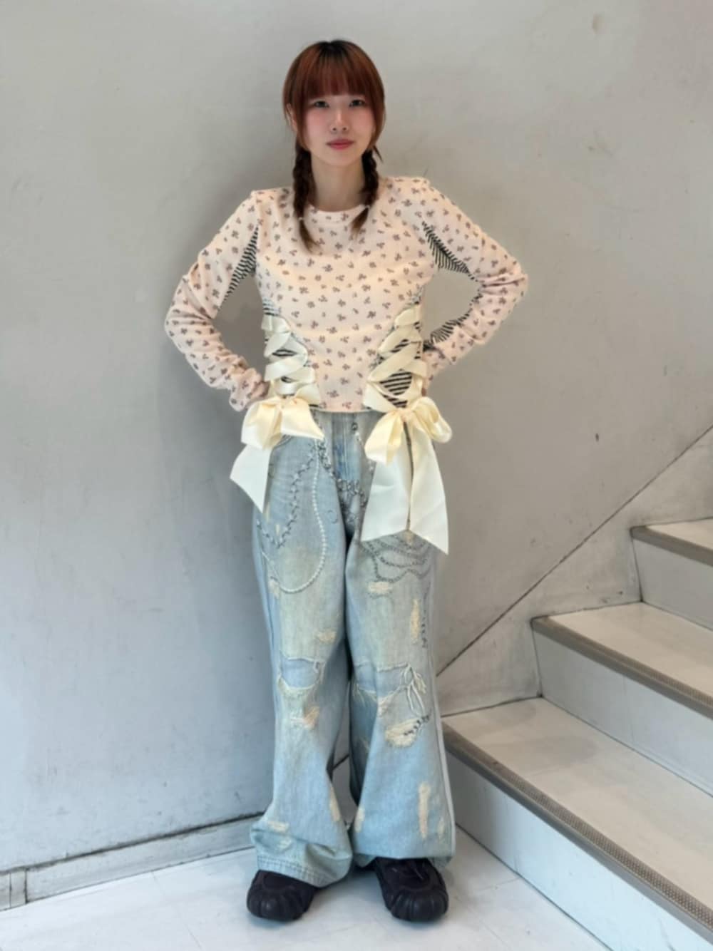 ブルー系のその他パンツ、ホワイト系のTシャツ/カットソーを着用したレディースの秋コーディネートの1枚目の写真