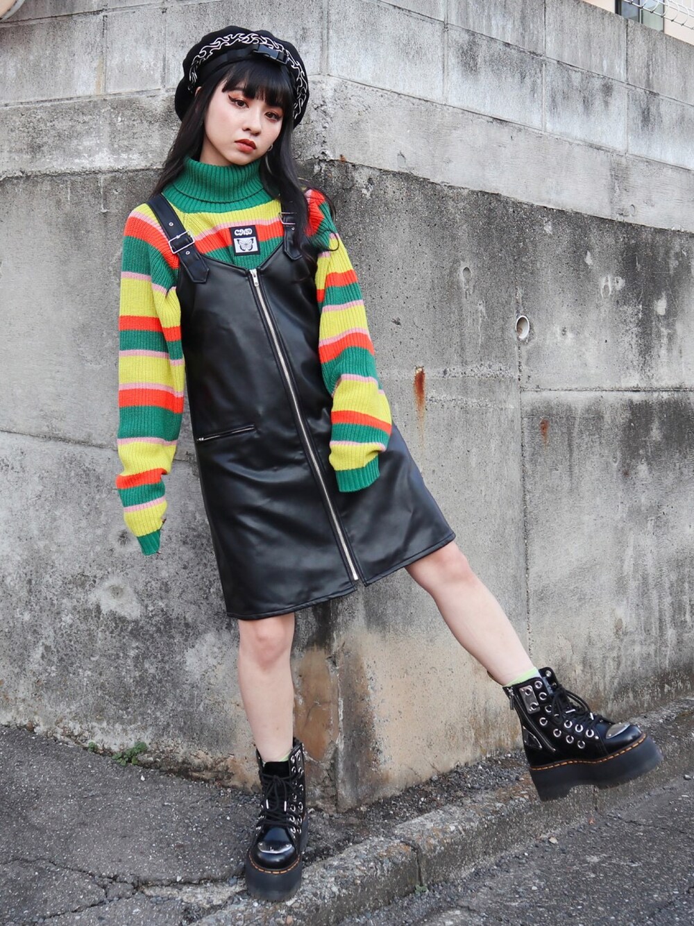 「Candy Stripper、フェイクレザー、ジャンパースカート、ニット、マルチボーダー、ボリューム袖、パンクスタイル、ベレー帽、ブーツ、Dr.Martens、春コーデ」｜「Candy StripperのCND FIRE PATTERN BELET（ハンチング/ベレー帽、ブラック系）」を使った、CandyStripperさん（レディース・148cm）の春コーディネートの1枚目の写真