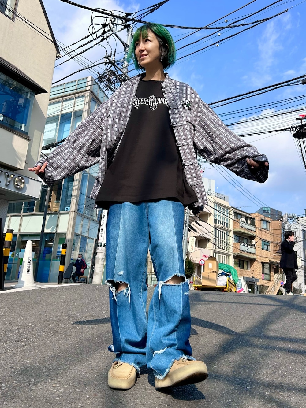 ブラック系のノーカラージャケット、ブラック系のTシャツ/カットソー、ブルー系のデニムパンツを着用したレディースの春コーディネートの1枚目の写真