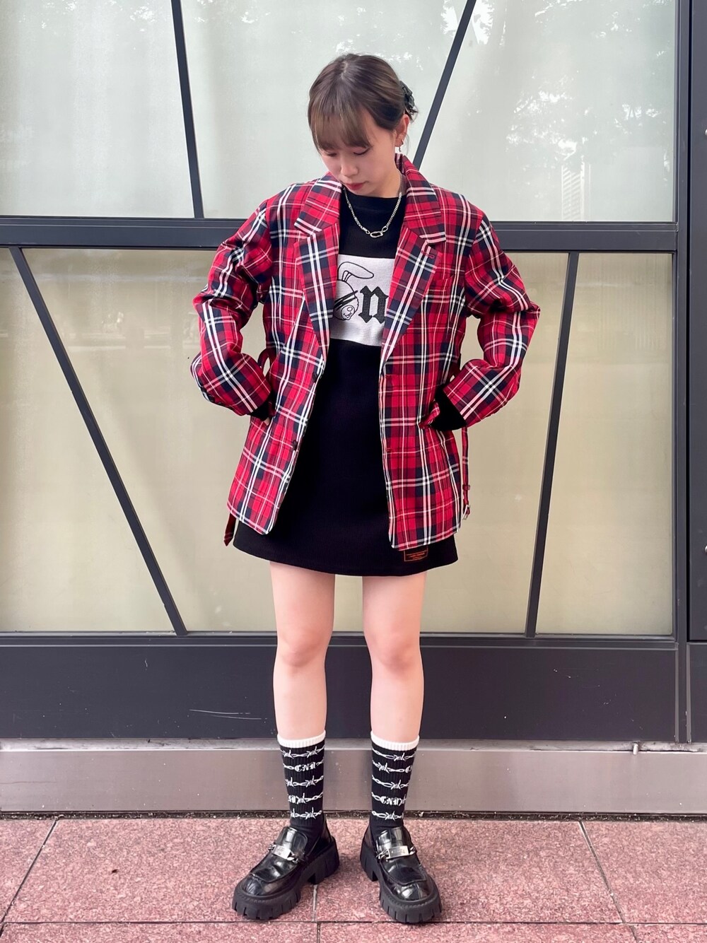 「Candy Stripper、ローファー、チェック、ジャケット、ベスト、オーバーサイズ、ロンT、ワッフル、ワンピース、カジュアル、秋コーデ」｜「Candy StripperのPRETEND TAILORED ジャケット（テーラードジャケット、レッド系）」を使った、CandyStripperさん（レディース・160cm）の秋コーディネートの1枚目の写真