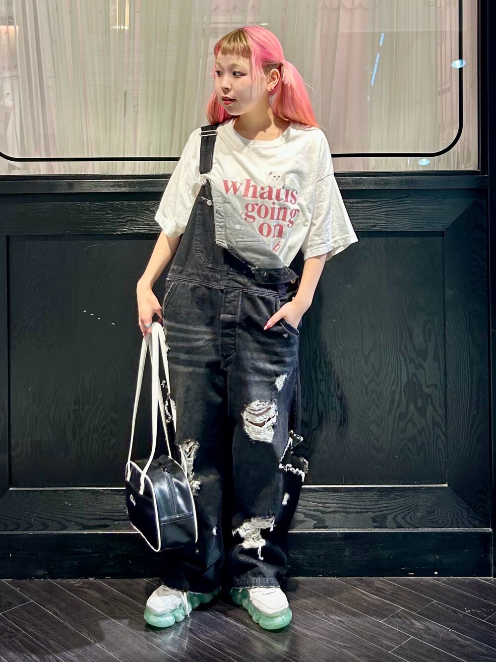 ホワイト系のTシャツ/カットソー、ブラック系のサロペット/オーバーオール、ブラック系のボストンバッグを着用したレディースの夏コーディネートの1枚目の写真